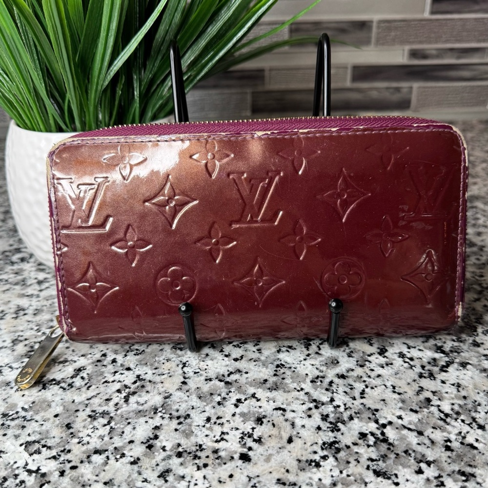 Louis Vuitton | Vernis Zippy Wallet Burgundy LV Print